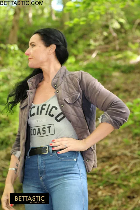 Brunette Poses Outdoors in Jeans and Turns Around – photo 15 of 15