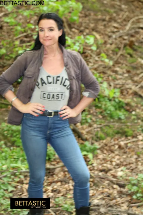 Brunette Poses Outdoors in Jeans and Turns Around – photo 1 of 15