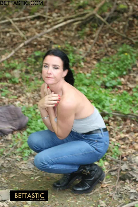 Brunette Poses Outdoors in Jeans and Turns Around – photo 2 of 15
