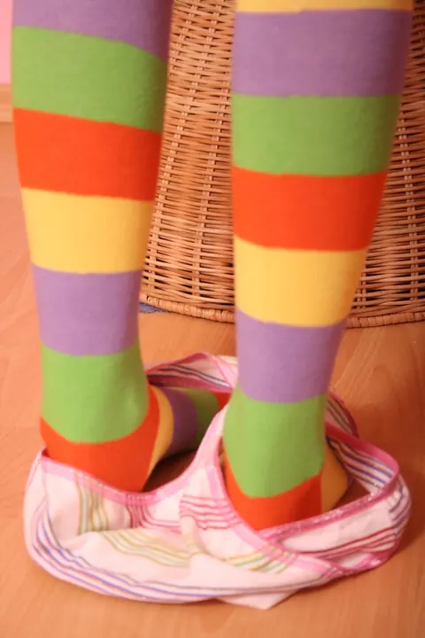 Busty Amateur Strips Naked and Removes Her Socks – photo 9 of 16