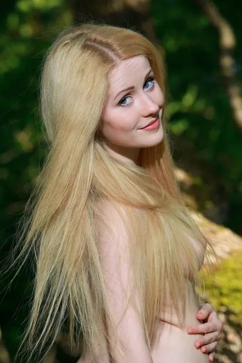Fay Love: Ukrainian Blonde Undresses and Poses Nude for Glamour Set – photo 18 of 21
