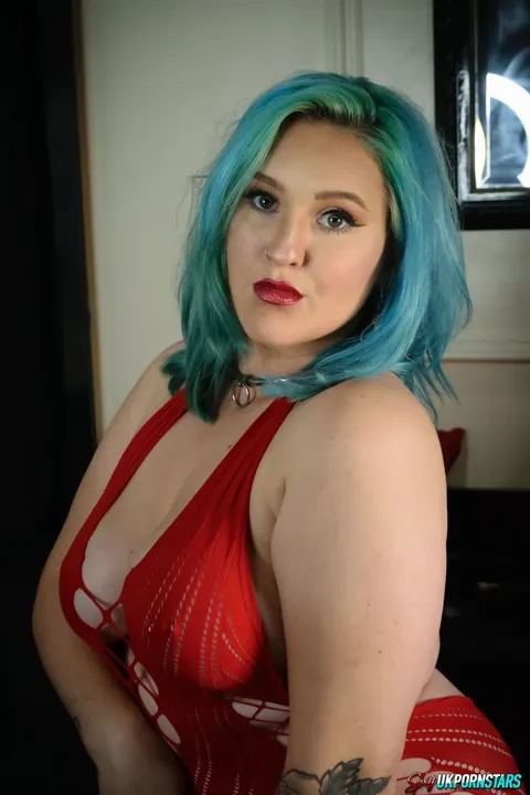 British MILF with Big Tits Poses in a Dress – photo 4 of 16