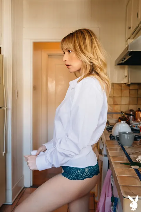Ashley Nash: Skinny Blonde Poses and Shows Her Pale Natural Body – photo 2 of 20