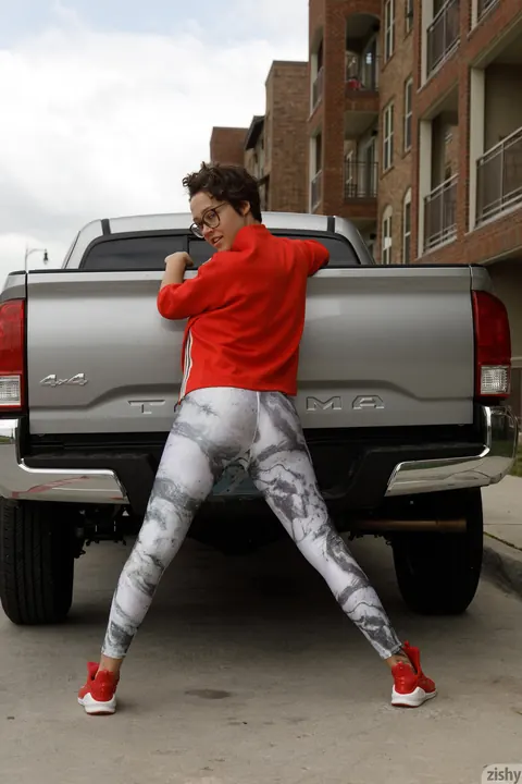 Sabrina Nichole: Thick Short-Haired Brunette Flashes Her Tits and Spreads in the Car – photo 8 of 12