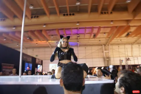 Ana Monte Real: Skinny Blonde Stripper Teases in Costume and High Heels – photo 4 of 14