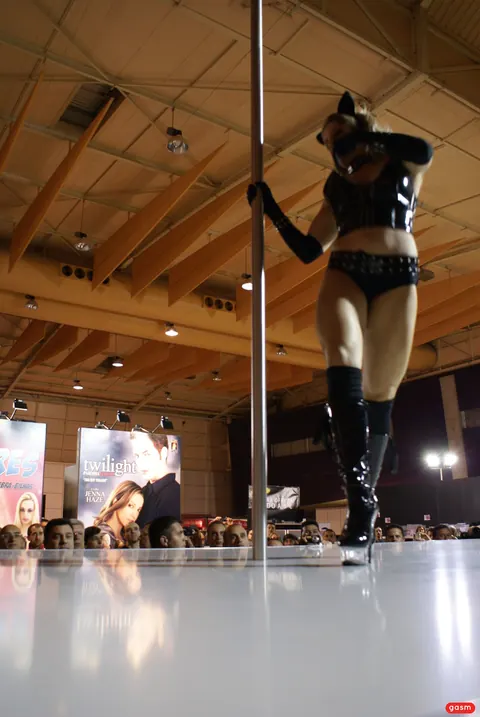 Ana Monte Real: Skinny Blonde Stripper Teases in Costume and High Heels – photo 3 of 14