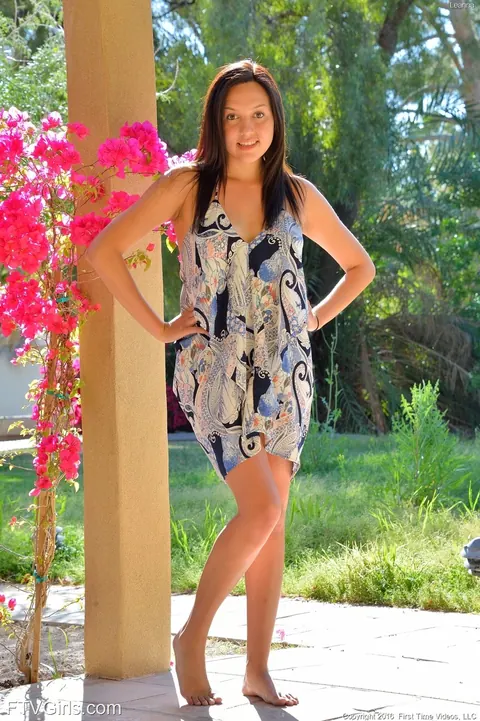 Mature Woman Spreads Her Pussy and Shows Her Feet Outdoors – photo 3 of 21