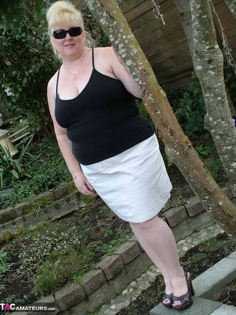 Taffy Spanx: Busty Blonde MILF Fingers Her Pussy in the Bathroom – photo 2 of 16