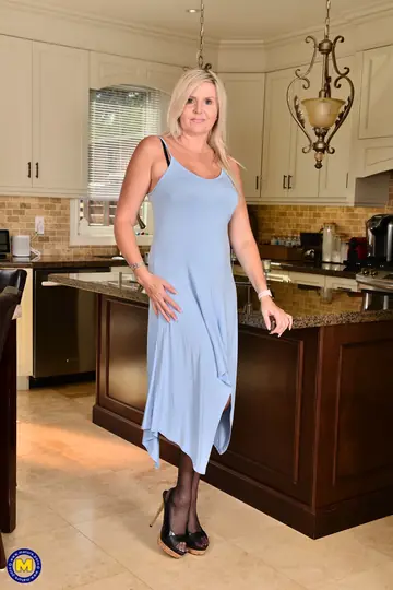 Tall Blonde MILF Reveals Her Pussy in Stockings