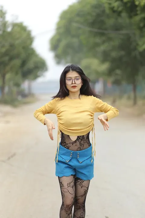 Asian Woman in Pantyhose and Glasses Teases Outdoors – photo 10 of 21