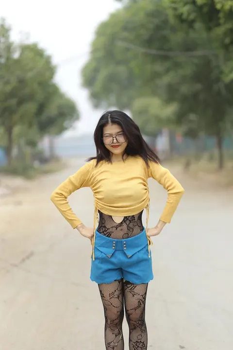 Asian Woman in Pantyhose and Glasses Teases Outdoors – photo 7 of 21