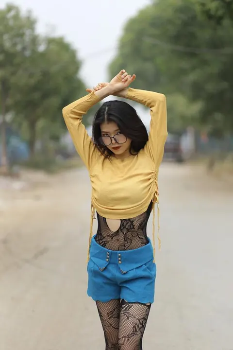 Asian Woman in Pantyhose and Glasses Teases Outdoors – photo 17 of 21