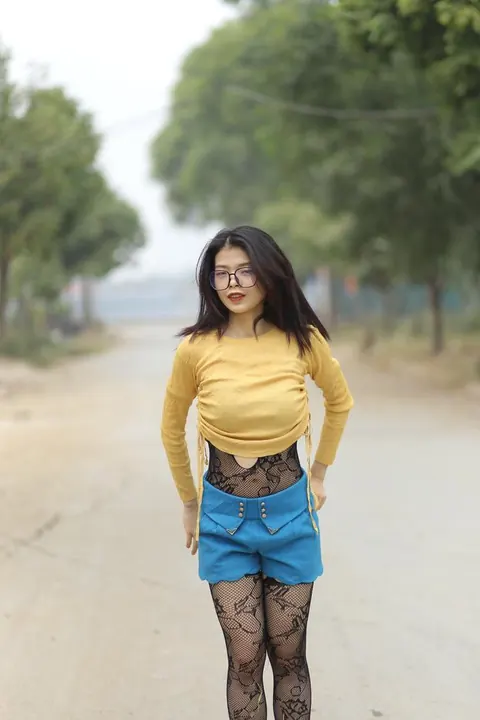 Asian Woman in Pantyhose and Glasses Teases Outdoors – photo 6 of 21