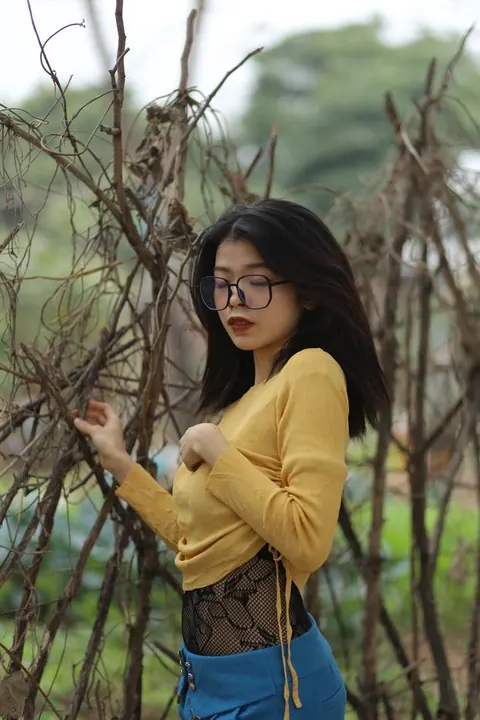 Asian Woman in Pantyhose and Glasses Teases Outdoors – photo 20 of 21