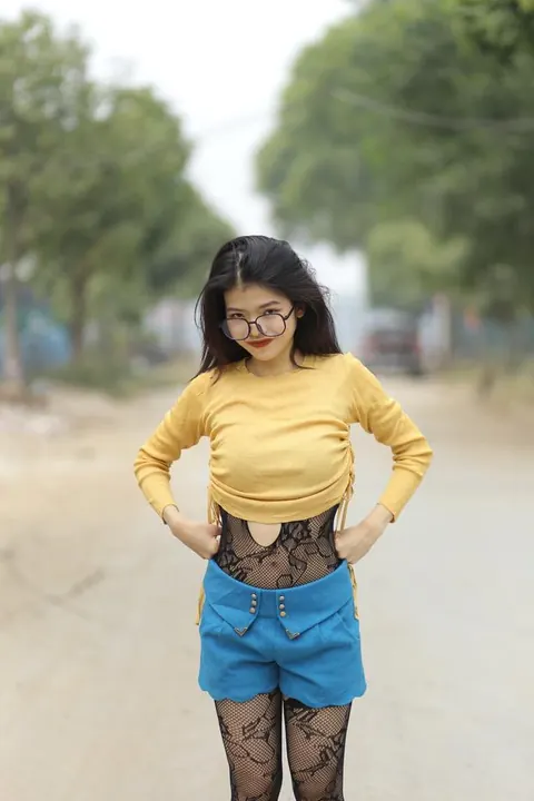 Asian Woman in Pantyhose and Glasses Teases Outdoors – photo 14 of 21