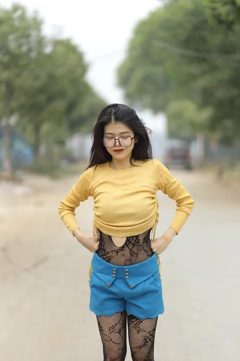 Asian Woman in Pantyhose and Glasses Teases Outdoors – photo 13 of 21