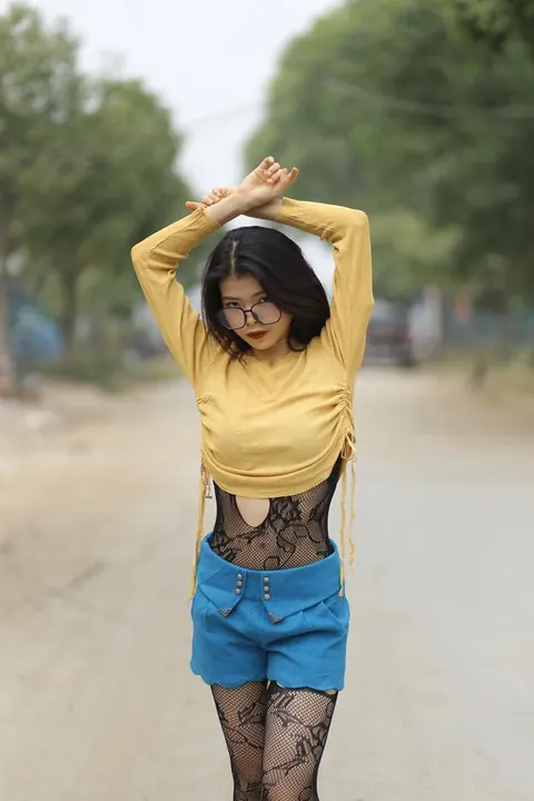 Asian Woman in Pantyhose and Glasses Teases Outdoors – photo 16 of 21