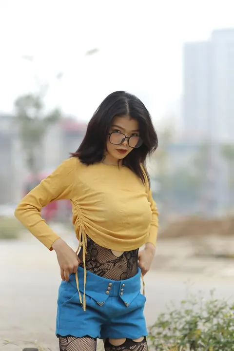 Asian Woman in Pantyhose and Glasses Teases Outdoors – photo 5 of 21