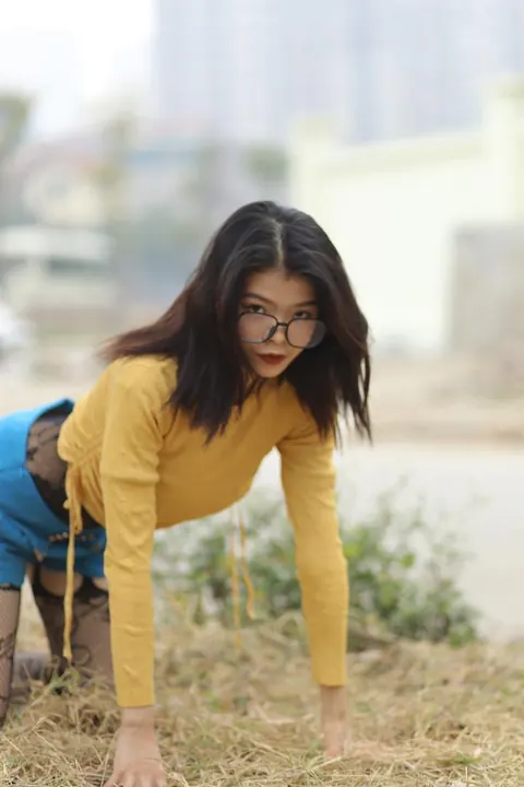 Asian Woman in Pantyhose and Glasses Teases Outdoors – photo 3 of 21