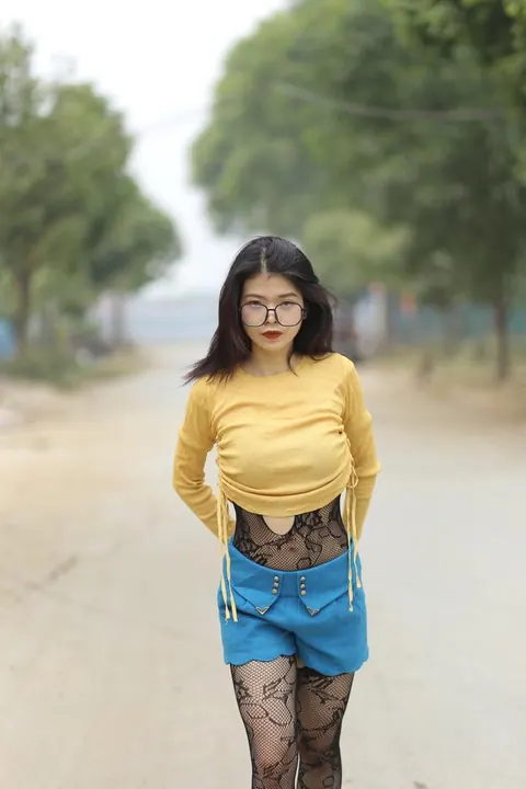 Asian Woman in Pantyhose and Glasses Teases Outdoors – photo 11 of 21