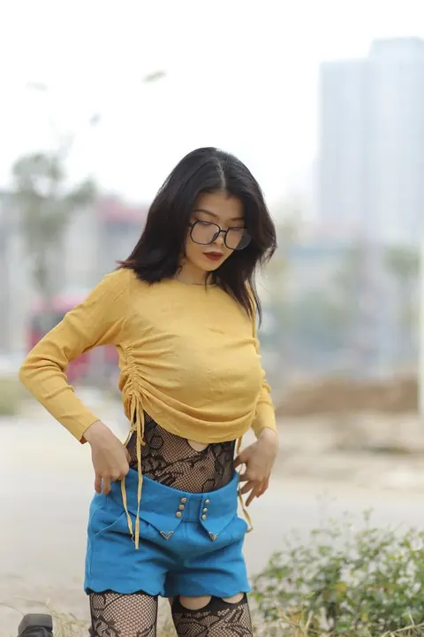 Asian Woman in Pantyhose and Glasses Teases Outdoors – photo 4 of 21