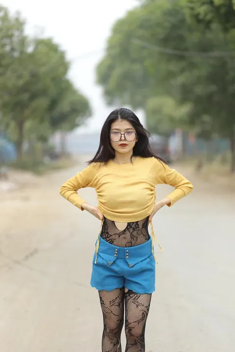 Asian Woman in Pantyhose and Glasses Teases Outdoors – photo 9 of 21