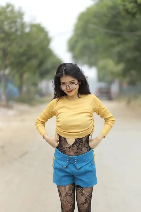 Asian Woman in Pantyhose and Glasses Teases Outdoors – photo 15 of 21