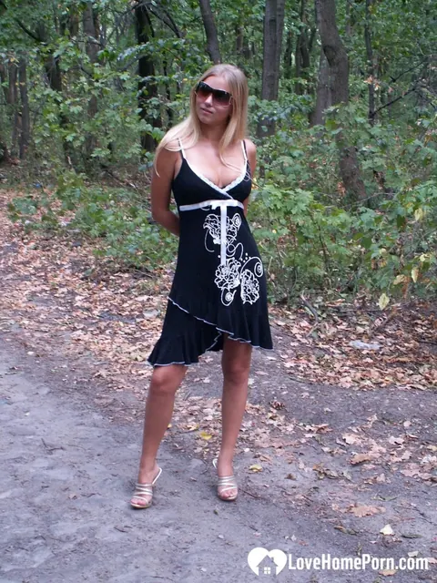 Blonde Strips Out of Her Lingerie and Bikini on the Beach – photo 1 of 20