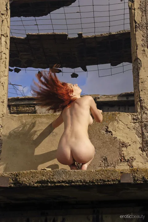 PAWG Redhead Poses Nude Outdoors at a Precarious Spot – photo 6 of 16