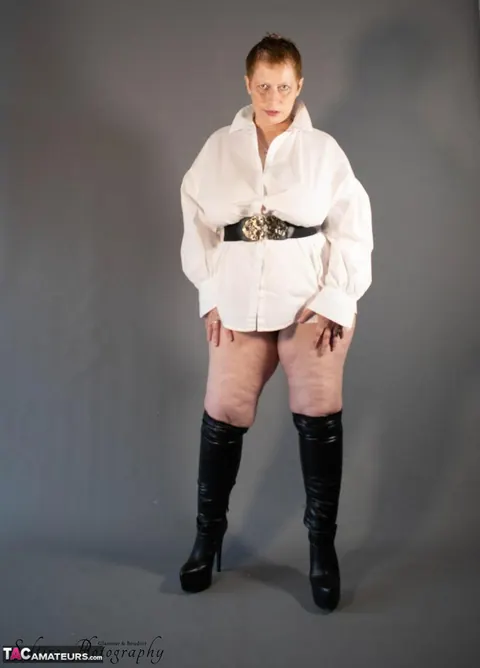 Posh Sophia: Mature British BBW in a Skirt and Leather Boots Strips and Spreads – photo 4 of 16