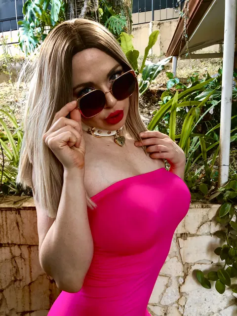 Kylee Nash: Curvy Blonde MILF in Glasses Spreads Her Shaved Slit Outdoors – photo 2 of 20