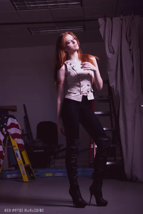Redhead Poses in Yoga Pants and Heels – photo 11 of 21