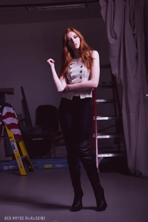 Redhead Poses in Yoga Pants and Heels – photo 21 of 21