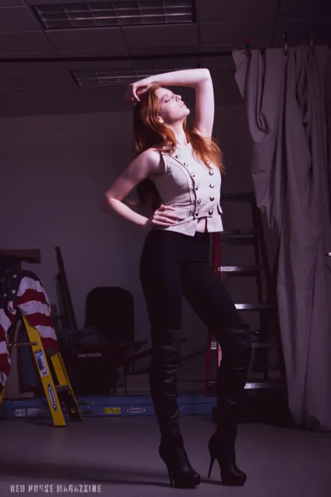 Redhead Poses in Yoga Pants and Heels – photo 8 of 21