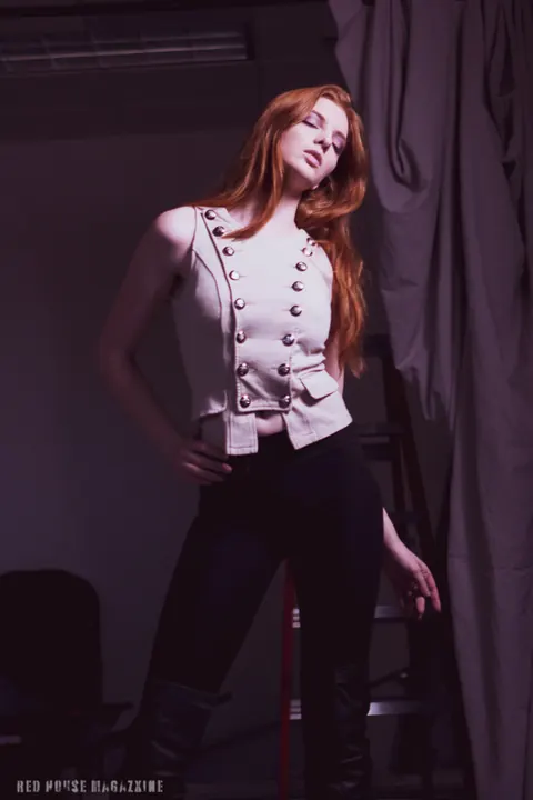 Redhead Poses in Yoga Pants and Heels – photo 7 of 21