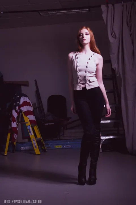 Redhead Poses in Yoga Pants and Heels – photo 20 of 21