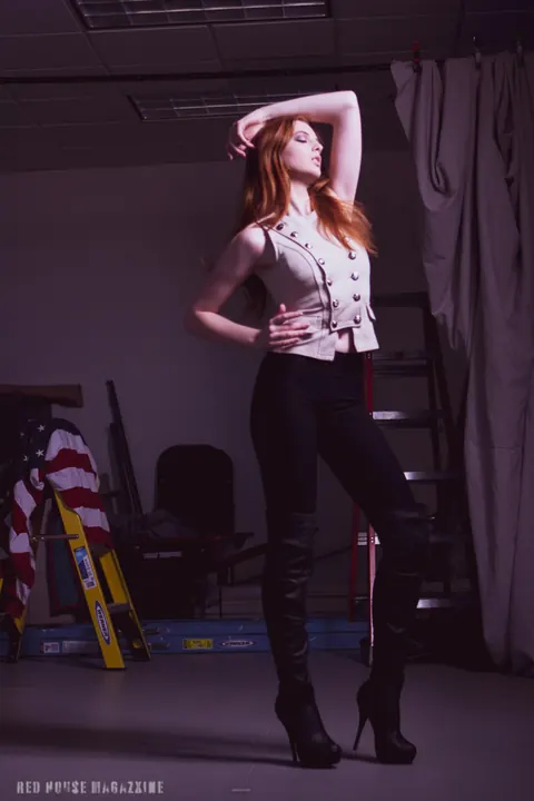 Redhead Poses in Yoga Pants and Heels – photo 9 of 21