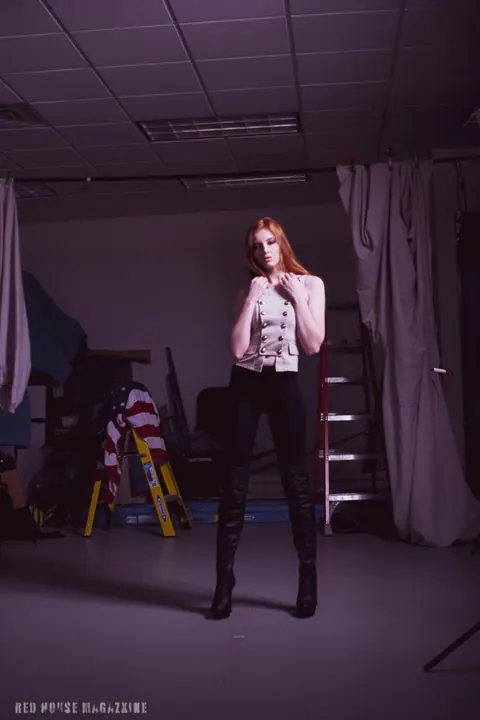 Redhead Poses in Yoga Pants and Heels – photo 17 of 21