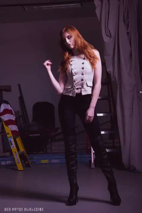 Redhead Poses in Yoga Pants and Heels – photo 3 of 21
