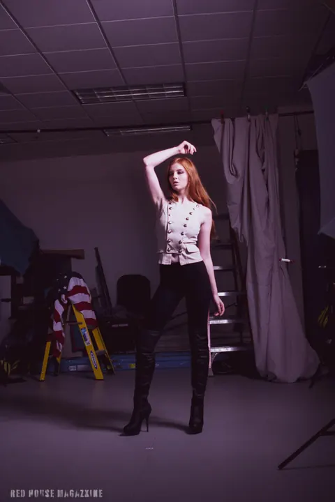 Redhead Poses in Yoga Pants and Heels – photo 15 of 21