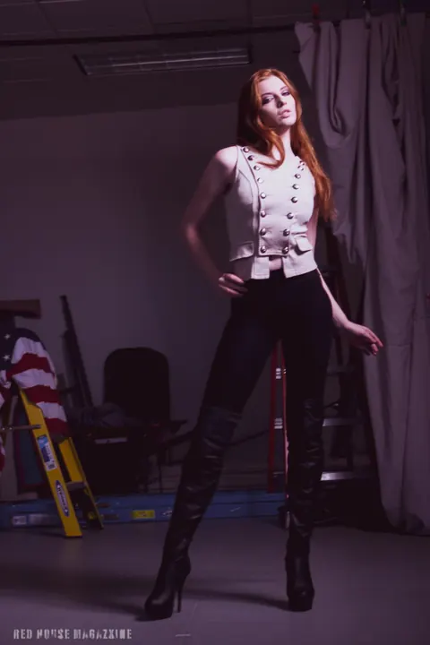 Redhead Poses in Yoga Pants and Heels – photo 5 of 21