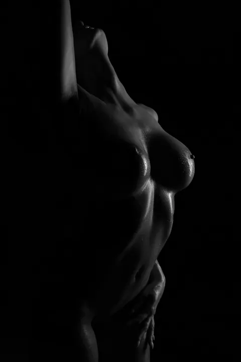 Babe with Big Tits Oils Up and Spreads in the Dark – photo 8 of 15