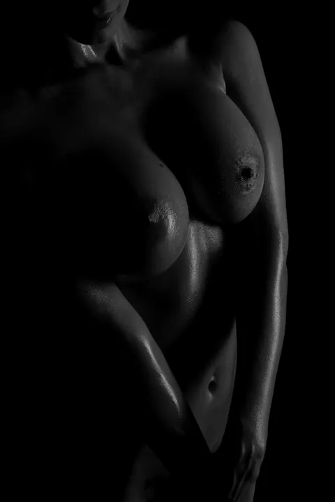Babe with Big Tits Oils Up and Spreads in the Dark – photo 12 of 15
