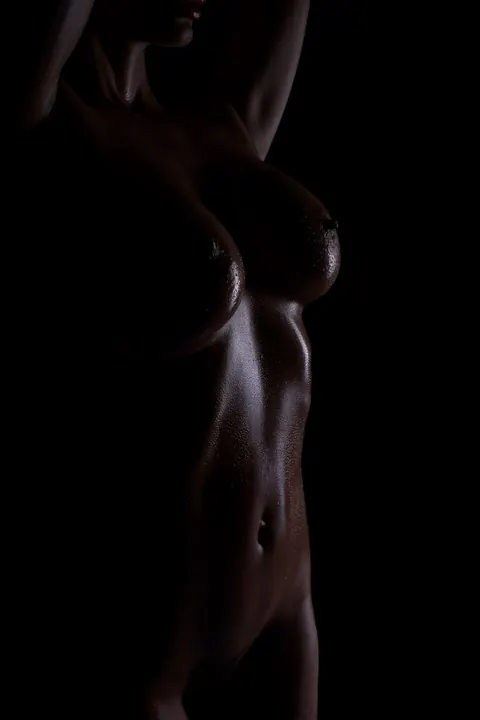 Babe with Big Tits Oils Up and Spreads in the Dark – photo 9 of 15