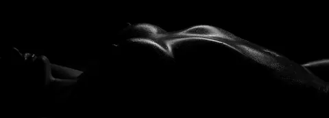 Babe with Big Tits Oils Up and Spreads in the Dark – photo 1 of 15