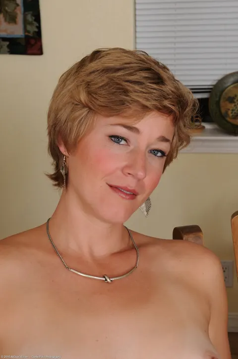 Liz Sophia: Petite Blonde MILF Toys Her Shaved Pussy with a Dildo – photo 11 of 20
