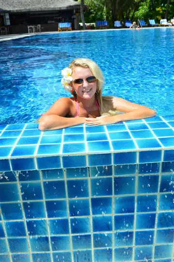 Lycia Sharyl – British Blonde in a Bikini and Glasses Flashes Her Big Tits at the Pool