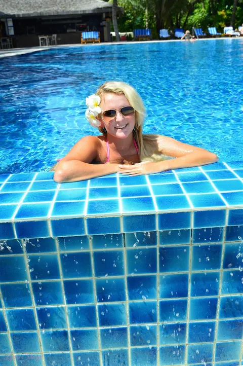 Lycia Sharyl: British Blonde in a Bikini and Glasses Flashes Her Big Tits at the Pool – photo 1 of 12