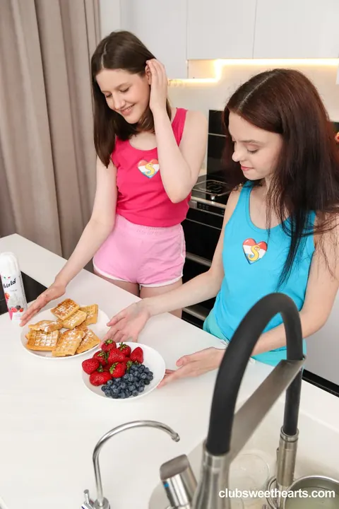 Margo von Teese: European Lesbians Lick Pussy and Suck Tits in the Kitchen – photo 2 of 21