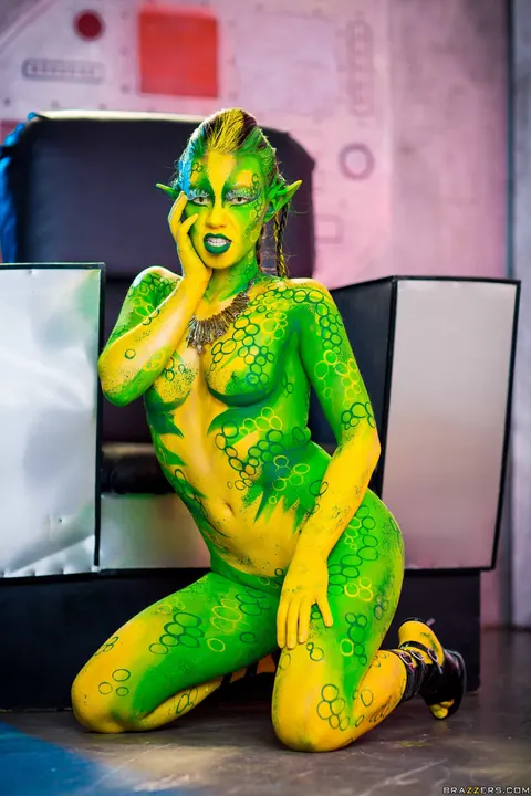 Eva Parcker: Woman in Cosplay Spreads Her Legs and Shows Her Natural Tits – photo 18 of 20